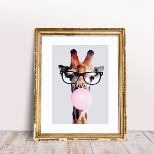 Giraffe met een bril die roze kauwgom blaast poster