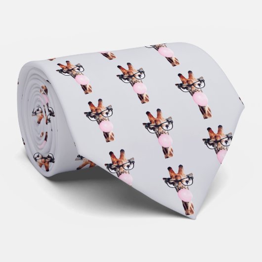 Giraffe met een bril die roze kauwgom blaast stropdas (Opgerold)
