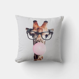 GIRAFFE MET GLAZEN DIE EEN KINKBUBBELGOM BLOKKEN KUSSEN
