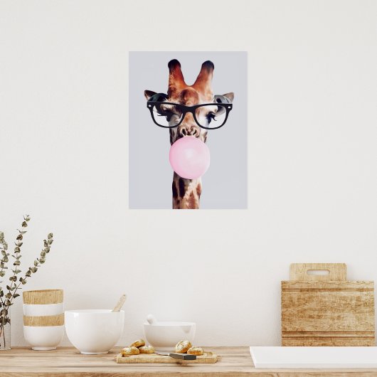 GIRAFFE MET GLAZEN DIE EEN KINKBUBBELGOM BLOKKEN POSTER (Keuken)