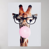 GIRAFFE MET GLAZEN DIE EEN KINKBUBBELGOM BLOKKEN POSTER (Voorkant)