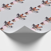 GIRAFFE MET GLAZEN DIE EEN PINKBUBBLEGUM BLOKKEN CADEAUPAPIER (Hoek)