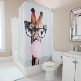 GIRAFFE MET GLAZEN DIE EEN PINKBUBBLEGUM BLOKKEN DOUCHEGORDIJN
