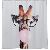 GIRAFFE MET GLAZEN DIE EEN PINKBUBBLEGUM BLOKKEN DOUCHEGORDIJN (Voorkant)