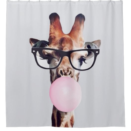 GIRAFFE MET GLAZEN DIE EEN PINKBUBBLEGUM BLOKKEN DOUCHEGORDIJN (Voorkant)