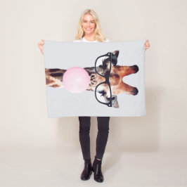 GIRAFFE MET GLAZEN DIE EEN PINKBUBBLEGUM BLOKKEN FLEECE DEKEN