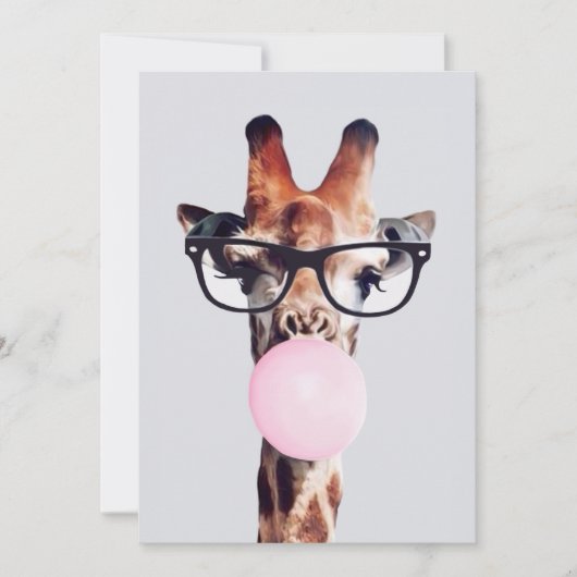 GIRAFFE MET GLAZEN DIE EEN PINKBUBBLEGUM BLOKKEN KAART (Voorkant)