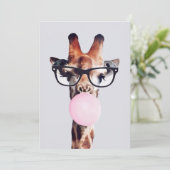 GIRAFFE MET GLAZEN DIE EEN PINKBUBBLEGUM BLOKKEN KAART (Staand voorkant)