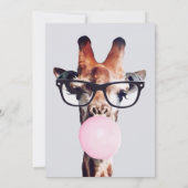 GIRAFFE MET GLAZEN DIE EEN PINKBUBBLEGUM BLOKKEN KAART (Achterkant)