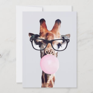 GIRAFFE MET GLAZEN DIE EEN PINKBUBBLEGUM BLOKKEN KAART