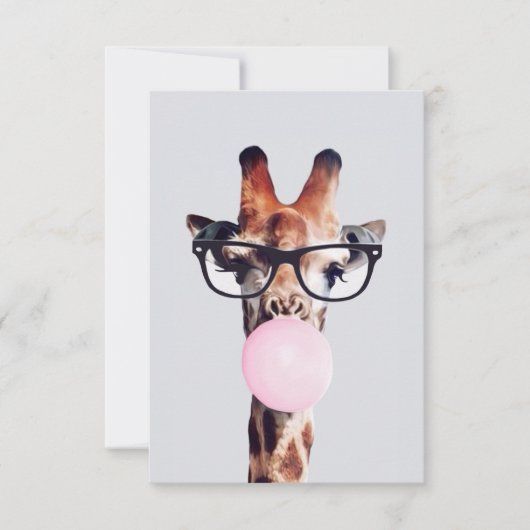 GIRAFFE MET GLAZEN DIE EEN PINKBUBBLEGUM BLOKKEN KAART (Voorkant)