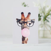GIRAFFE MET GLAZEN DIE EEN PINKBUBBLEGUM BLOKKEN KAART (Staand voorkant)