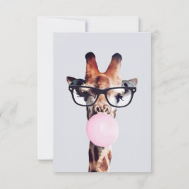 GIRAFFE MET GLAZEN DIE EEN PINKBUBBLEGUM BLOKKEN KAART