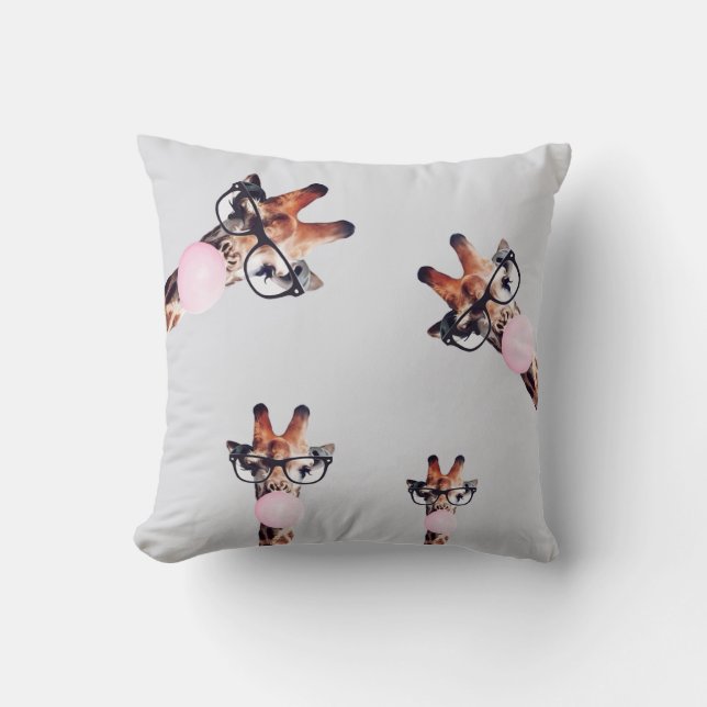 GIRAFFE MET GLAZEN DIE EEN PINKBUBBLEGUM BLOKKEN KUSSEN (Voorkant)