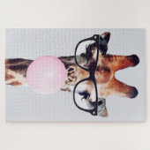 GIRAFFE MET GLAZEN DIE EEN PINKBUBBLEGUM BLOKKEN LEGPUZZEL (Horizontaal)