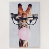 GIRAFFE MET GLAZEN DIE EEN PINKBUBBLEGUM BLOKKEN LEGPUZZEL (Verticaal)