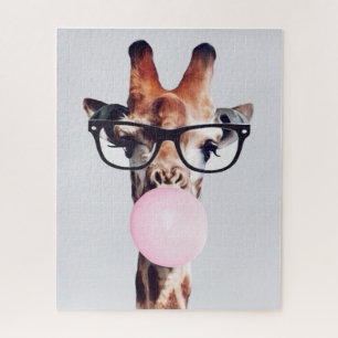 GIRAFFE MET GLAZEN DIE EEN PINKBUBBLEGUM BLOKKEN LEGPUZZEL