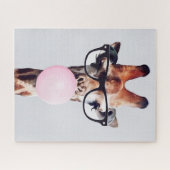 GIRAFFE MET GLAZEN DIE EEN PINKBUBBLEGUM BLOKKEN LEGPUZZEL (Horizontaal)