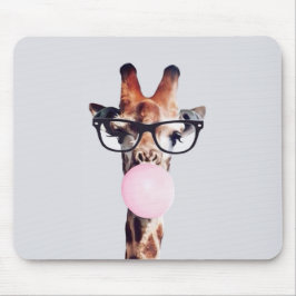 GIRAFFE MET GLAZEN DIE EEN PINKBUBBLEGUM BLOKKEN MUISMAT