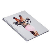 GIRAFFE MET GLAZEN DIE EEN PINKBUBBLEGUM BLOKKEN NOTITIEBOEK (Rechterzijde)