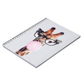 GIRAFFE MET GLAZEN DIE EEN PINKBUBBLEGUM BLOKKEN NOTITIEBOEK (Linkerzijde)