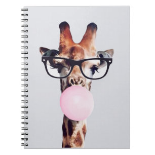 GIRAFFE MET GLAZEN DIE EEN PINKBUBBLEGUM BLOKKEN NOTITIEBOEK