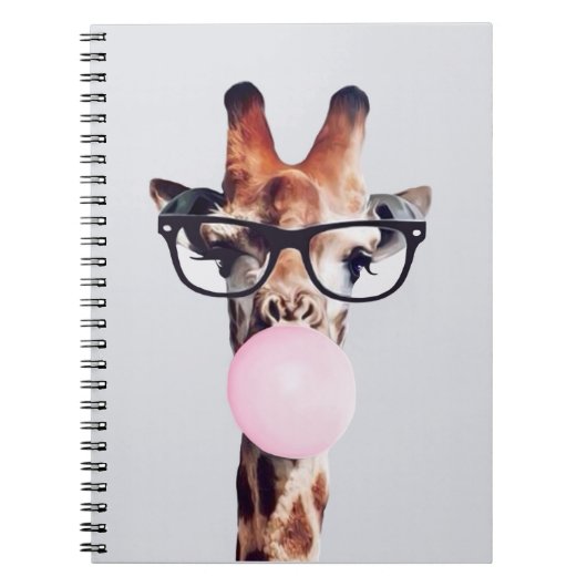 GIRAFFE MET GLAZEN DIE EEN PINKBUBBLEGUM BLOKKEN NOTITIEBOEK (Voorkant)
