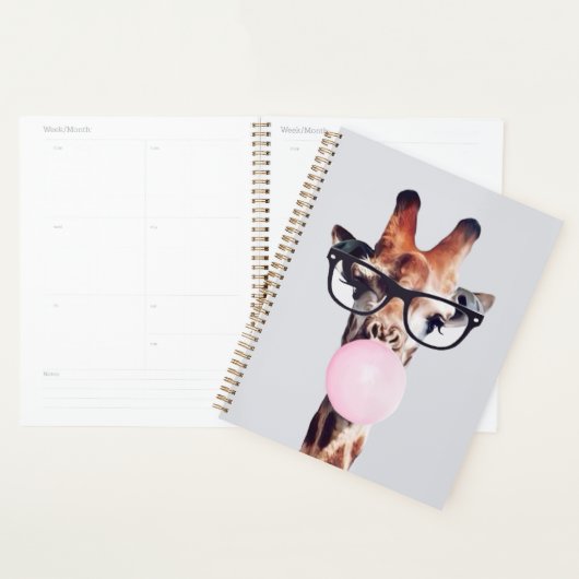 GIRAFFE MET GLAZEN DIE EEN PINKBUBBLEGUM BLOKKEN PLANNER (Display)