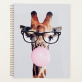 GIRAFFE MET GLAZEN DIE EEN PINKBUBBLEGUM BLOKKEN PLANNER (Voorkant)