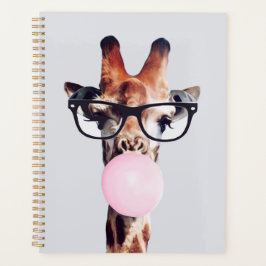 GIRAFFE MET GLAZEN DIE EEN PINKBUBBLEGUM BLOKKEN PLANNER