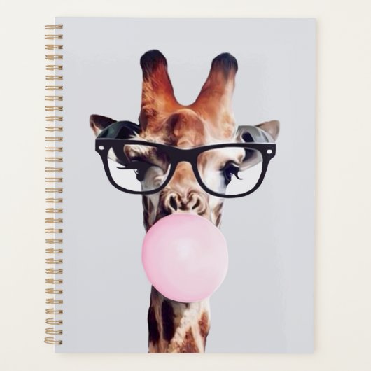 GIRAFFE MET GLAZEN DIE EEN PINKBUBBLEGUM BLOKKEN PLANNER (Voorkant)