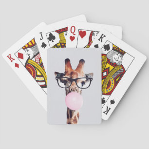 GIRAFFE MET GLAZEN DIE EEN PINKBUBBLEGUM BLOKKEN POKERKAARTEN