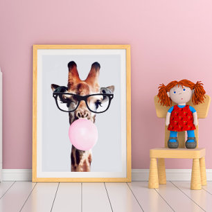 GIRAFFE MET GLAZEN DIE EEN PINKBUBBLEGUM BLOKKEN POSTER