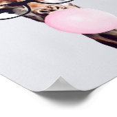 GIRAFFE MET GLAZEN DIE EEN PINKBUBBLEGUM BLOKKEN POSTER (Hoek)