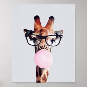 GIRAFFE MET GLAZEN DIE EEN PINKBUBBLEGUM BLOKKEN POSTER