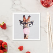 GIRAFFE MET GLAZEN DIE EEN PINKBUBBLEGUM BLOKKEN SERVET (Insitu)