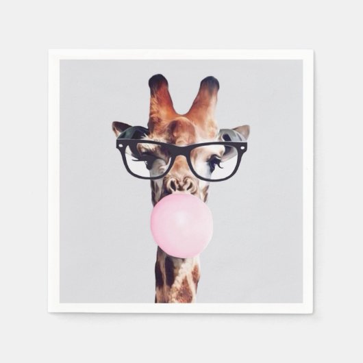 GIRAFFE MET GLAZEN DIE EEN PINKBUBBLEGUM BLOKKEN SERVET (Voorkant)