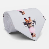 GIRAFFE MET GLAZEN DIE EEN PINKBUBBLEGUM BLOKKEN STROPDAS (Opgerold)