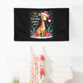 Giraffe met kerstmuts die overeenkomt met kerstpaj spandoek (Insitu)