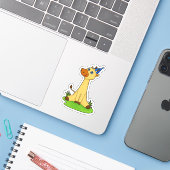 Giraffe met pet van de partij sticker (Laptop met iPhone)
