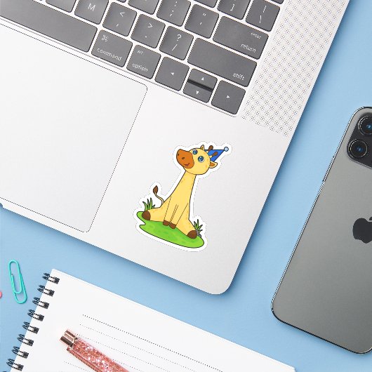 Giraffe met pet van de partij sticker (Laptop met iPhone)