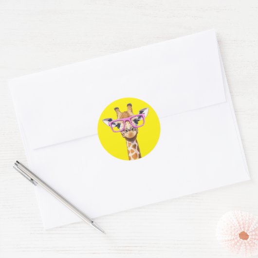 Giraffe met roze bril Geel Backgrad. Sticker (Envelop)