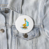 Giraffe met zeilboot ronde button 7,6 cm (In situ)