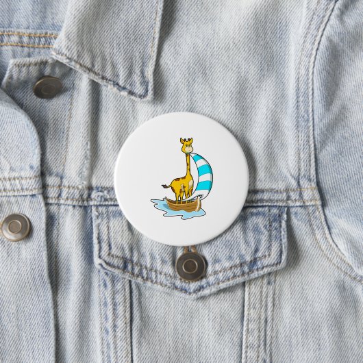 Giraffe met zeilboot ronde button 7,6 cm (In situ)