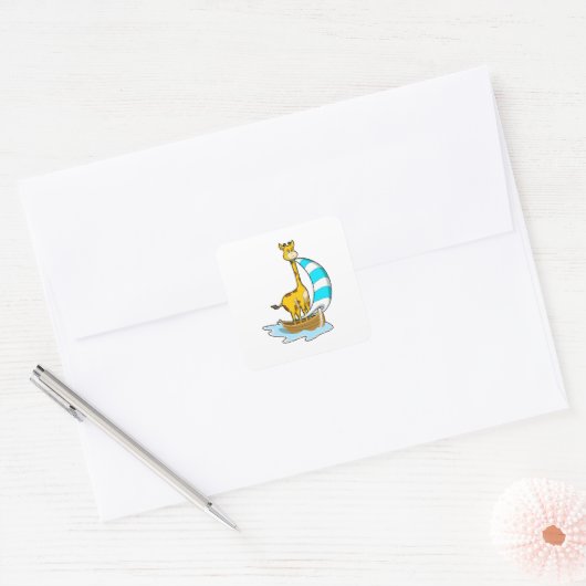 Giraffe met zeilboot vierkante sticker (Envelop)