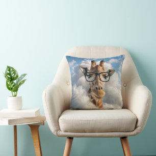 Giraffe met zwarte bril in wolk kussen