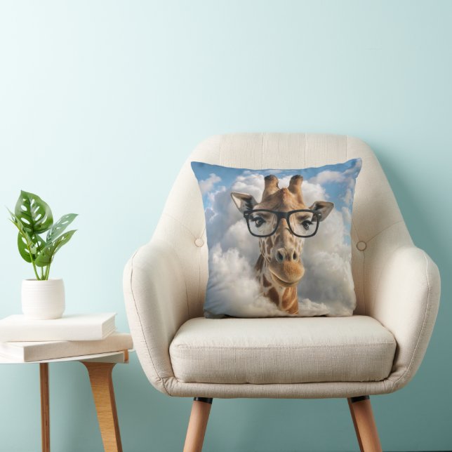 Giraffe met zwarte bril in wolk kussen (Stoel)