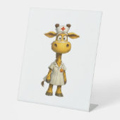 Giraffe Nurse Cartoon – Whimsical Healthcare Hero Reclamebord Met Voetstuk (Voorkant)