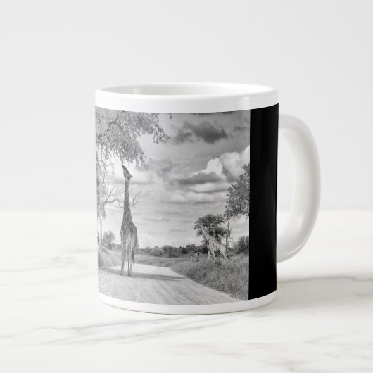 Giraffe op de weg grote koffiekop (Voorkant rechts)