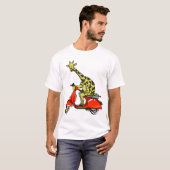 Giraffe op een rode retro brommer t-shirt (Voorkant volledig)